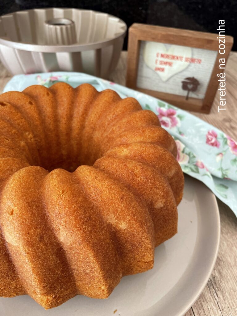 Aprenda a fazer um delicioso bolo simples para café